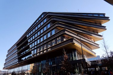 Masarycka MSD Masaryk İstasyon Geliştirme Ofisi ve Zaha Hadid Mimarlar tarafından 19 Kasım 2025 'te Çek Cumhuriyeti Prag' da altın cepheli perakende binası.