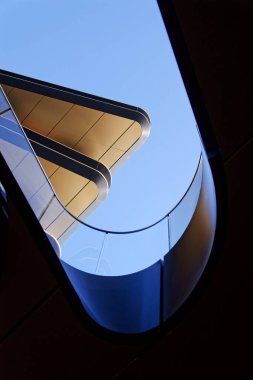 Masarycka MSD Masaryk İstasyon Geliştirme Ofisi ve Zaha Hadid Mimarlar tarafından 19 Kasım 2025 'te Çek Cumhuriyeti Prag' da altın cepheli perakende binası.