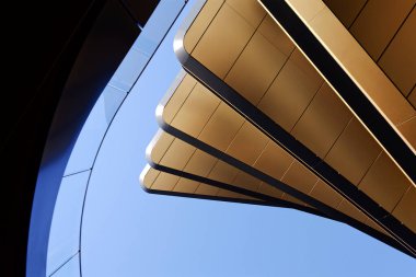 Masarycka MSD Masaryk İstasyon Geliştirme Ofisi ve Zaha Hadid Mimarlar tarafından 19 Kasım 2025 'te Çek Cumhuriyeti Prag' da altın cepheli perakende binası.