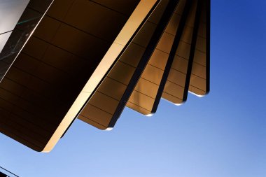 Masarycka MSD Masaryk İstasyon Geliştirme Ofisi ve Zaha Hadid Mimarlar tarafından 19 Kasım 2025 'te Çek Cumhuriyeti Prag' da altın cepheli perakende binası.