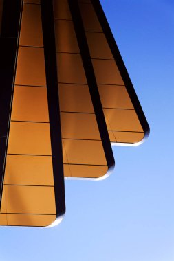 Masarycka MSD Masaryk İstasyon Geliştirme Ofisi ve Zaha Hadid Mimarlar tarafından 19 Kasım 2025 'te Çek Cumhuriyeti Prag' da altın cepheli perakende binası.