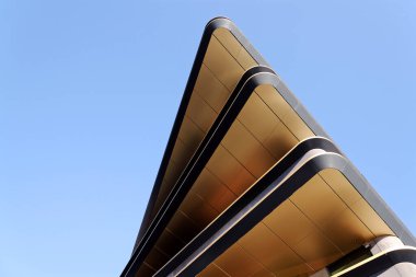 Masarycka MSD Masaryk İstasyon Geliştirme Ofisi ve Zaha Hadid Mimarlar tarafından 19 Kasım 2025 'te Çek Cumhuriyeti Prag' da altın cepheli perakende binası.