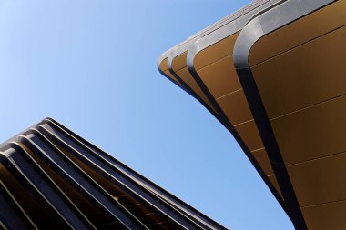 Masarycka MSD Masaryk İstasyon Geliştirme Ofisi ve Zaha Hadid Mimarlar tarafından 19 Kasım 2025 'te Çek Cumhuriyeti Prag' da altın cepheli perakende binası.