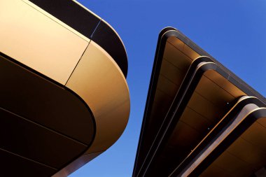 Masarycka MSD Masaryk İstasyon Geliştirme Ofisi ve Zaha Hadid Mimarlar tarafından 19 Kasım 2025 'te Çek Cumhuriyeti Prag' da altın cepheli perakende binası.