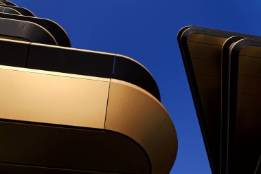 Masarycka MSD Masaryk İstasyon Geliştirme Ofisi ve Zaha Hadid Mimarlar tarafından 19 Kasım 2025 'te Çek Cumhuriyeti Prag' da altın cepheli perakende binası.