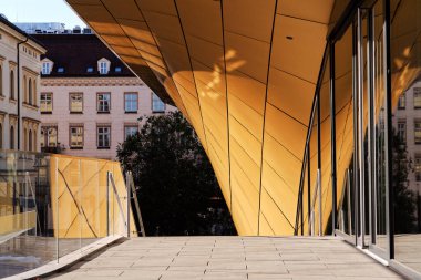 Masarycka MSD Masaryk İstasyon Geliştirme Ofisi ve Zaha Hadid Mimarlar tarafından 19 Kasım 2025 'te Çek Cumhuriyeti Prag' da altın cepheli perakende binası.