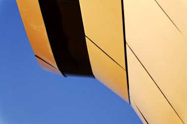 Masarycka MSD Masaryk İstasyon Geliştirme Ofisi ve Zaha Hadid Mimarlar tarafından 19 Kasım 2025 'te Çek Cumhuriyeti Prag' da altın cepheli perakende binası.