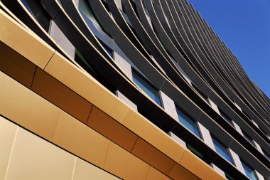 Masarycka MSD Masaryk İstasyon Geliştirme Ofisi ve Zaha Hadid Mimarlar tarafından 19 Kasım 2025 'te Çek Cumhuriyeti Prag' da altın cepheli perakende binası.