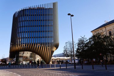 Masarycka MSD Masaryk İstasyon Geliştirme Ofisi ve Zaha Hadid Mimarlar tarafından 19 Kasım 2025 'te Çek Cumhuriyeti Prag' da altın cepheli perakende binası.