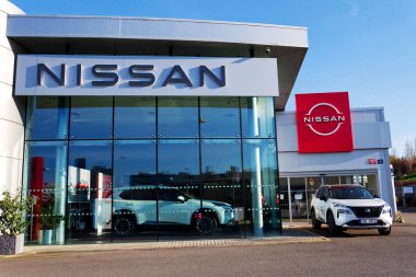 Nissan motor şirketi logosu 12 Nisan 2025 'te Prag, Çek Cumhuriyeti' nde bayilik binasının önünde..