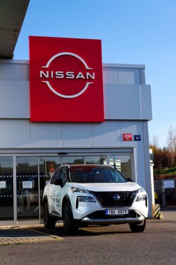 Nissan motor şirketi logosu 12 Nisan 2025 'te Prag, Çek Cumhuriyeti' nde bayilik binasının önünde..