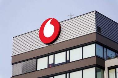 Vodafone telekomünikasyon şirketi logosu 9 Aralık 2025 tarihinde Prag, Çek Cumhuriyeti 'nde.