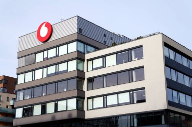 Vodafone telekomünikasyon şirketi logosu 9 Aralık 2025 tarihinde Prag, Çek Cumhuriyeti 'nde.