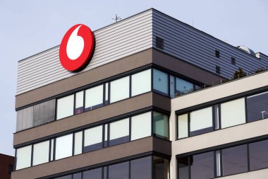 Vodafone telekomünikasyon şirketi logosu 9 Aralık 2025 tarihinde Prag, Çek Cumhuriyeti 'nde.