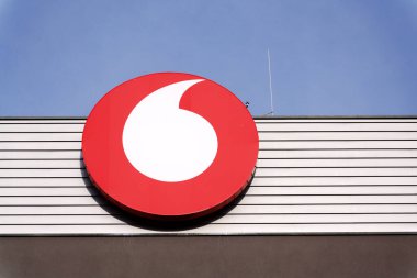 Vodafone telekomünikasyon şirketi logosu 9 Aralık 2025 tarihinde Prag, Çek Cumhuriyeti 'nde.