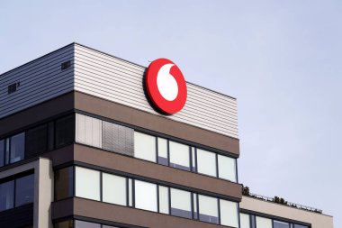 Vodafone telekomünikasyon şirketi logosu 9 Aralık 2025 tarihinde Prag, Çek Cumhuriyeti 'nde.