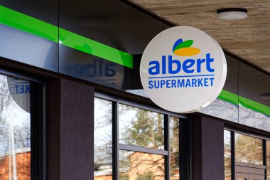Albert şirket logosu 9 Aralık 2025 'te Çek Cumhuriyeti' nin Prag kentindeki Ahold Delhaize grubundan süpermarketin önünde..