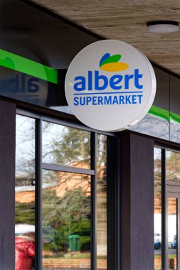 Albert şirket logosu 9 Aralık 2025 'te Çek Cumhuriyeti' nin Prag kentindeki Ahold Delhaize grubundan süpermarketin önünde..