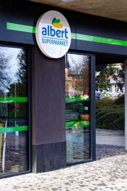 Albert şirket logosu 9 Aralık 2025 'te Çek Cumhuriyeti' nin Prag kentindeki Ahold Delhaize grubundan süpermarketin önünde..