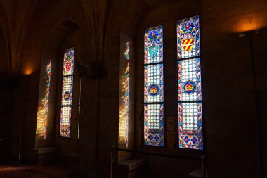 Çek tarihi motifleri, renkli ışığı, Gotik atmosferi ve Çek Cumhuriyeti Prag 'daki mimari mirası ile güzelce aydınlatılmış vitray.