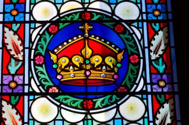 Çek tarihi motifleri, renkli ışığı, Gotik atmosferi ve Çek Cumhuriyeti Prag 'daki mimari mirası ile güzelce aydınlatılmış vitray.