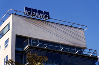 Profesyonel hizmet şirketi KPMG, 19 Kasım 2025 tarihinde Prag, Çek Cumhuriyeti 'ndeki genel merkez binasının logosu.