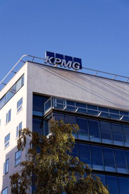 Profesyonel hizmet şirketi KPMG, 19 Kasım 2025 tarihinde Prag, Çek Cumhuriyeti 'ndeki genel merkez binasının logosu.