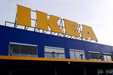 İsveçli çok uluslu mobilya ve ev eşyaları şirketi IKEA şirket logosu 9 Aralık 2025 'te Çek Cumhuriyeti Prag' da.