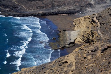 Rocky Tenerife kıyıları Montana Bocinegro ve Montana Roja dağları etrafında, El Medano yakınlarında, Kanarya Adaları, İspanya, güneşli yaz günü