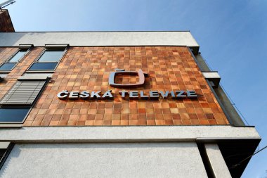 Ceska, 4 Mart 2026 'da Çek Cumhuriyeti Prag' daki genel merkez binasının kamu yayın şirketi logosunu televizyondan yayınladı..