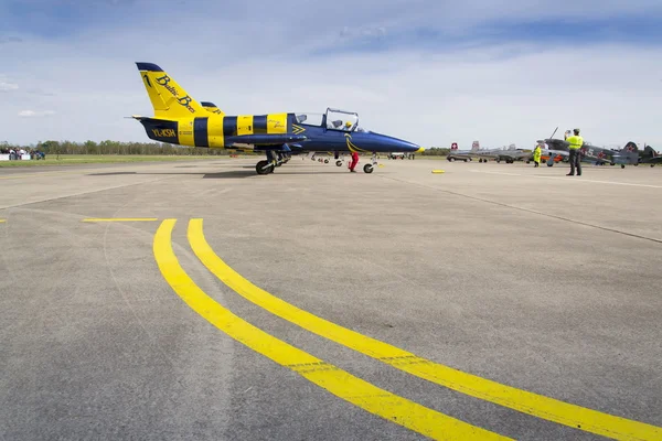 Baltic Bees Jet Team with Aero L-39 Albatros planes standing on a runway — Stock Photo, Image