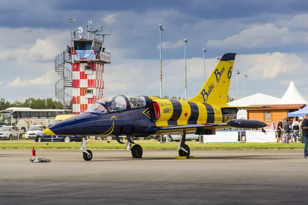 波罗的海的蜜蜂 Jet 团队与航空 L 39 信天翁飞机站在跑道上 — 图库照片