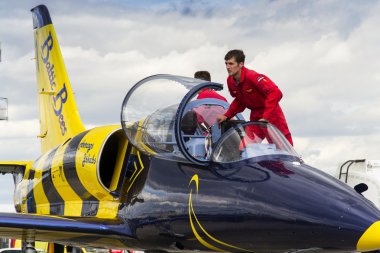 L-39 uçak pistte ekibiyle Baltık arılar Jet takımı
