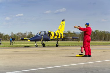 Baltık arılar Jet ekibi ile L-39 uçak piste haddeleme