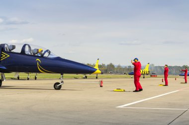 Baltık arılar Jet ekibi ile L-39 uçak piste haddeleme