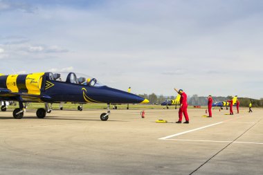 Baltık arılar Jet ekibi ile L-39 uçak piste haddeleme