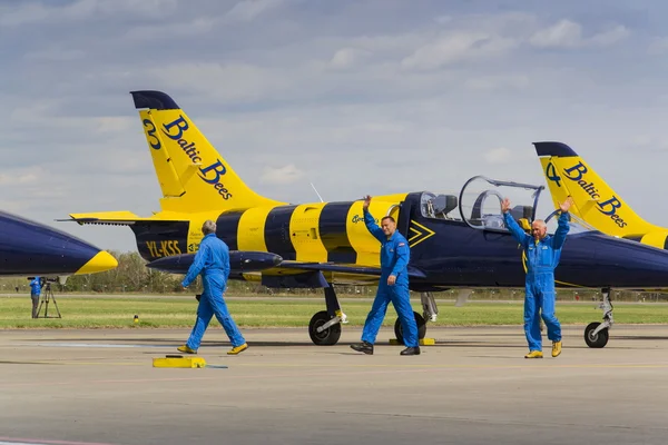 Βαλτική μέλισσες Jet ομάδα πλήρωμα με L-39 αεροπλάνα στο διάδρομο — Φωτογραφία Αρχείου