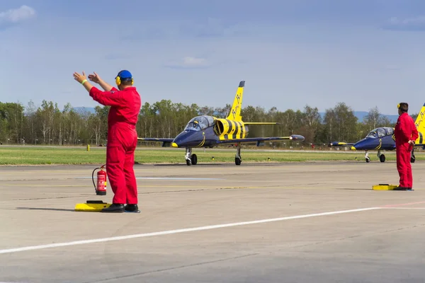 Baltic Bees Jet Team with L-39 planes rolling on runway — Stock Photo, Image