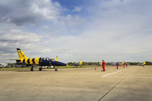 Báltico Abelhas Jet Team com aviões L-39 rolando na pista — Fotografia de Stock