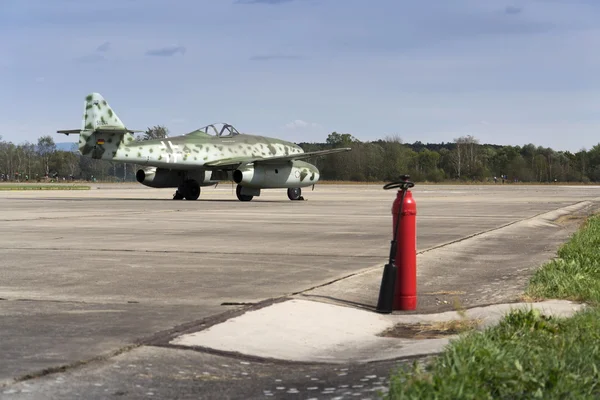 Messerschmitt Me-262 Schwalbe seisoo kiitotiellä — kuvapankkivalokuva