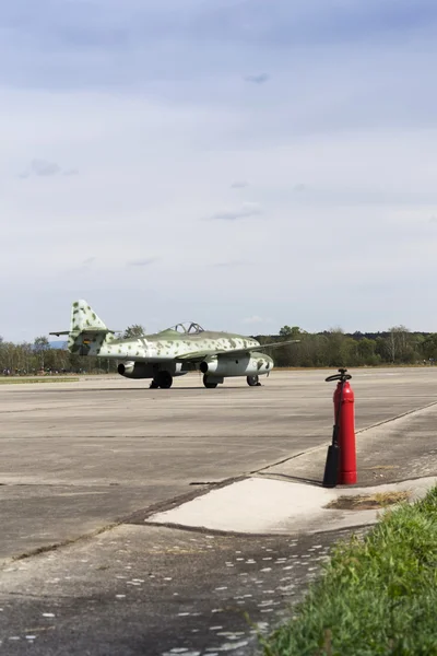 Messerschmitt Me-262 Schwalbe standing on runway — Stock Photo, Image