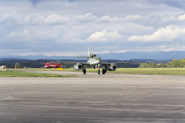 World's first operational jet-powered fighter aircraft Messerschmitt Me-262 Schwalbe rolling on runway — Stock Photo, Image