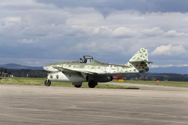 Weltweit erstes einsatzfähiges Kampfjet-Flugzeug messerschmitt me-262 schwalbe rollt über Landebahn — Stockfoto