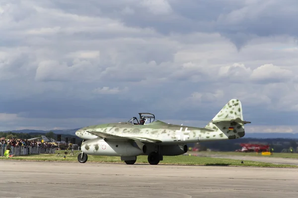 Világ meg első operatív sugárhajtású vadászgépek Messerschmitt Me-262 Schwalbe gördülő a kifutópálya — Stock Fotó