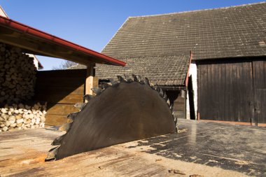 Eski paslı keskin daire testereler açık