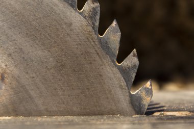 Eski paslı keskin daire testereler açık