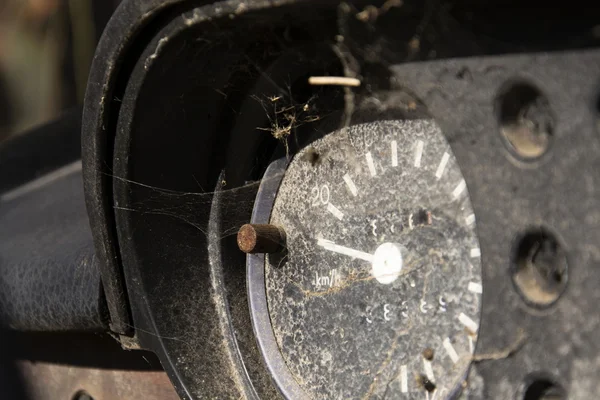 Compteur de vitesse rouillé sur le panneau de commande de voiture vintage — Photo