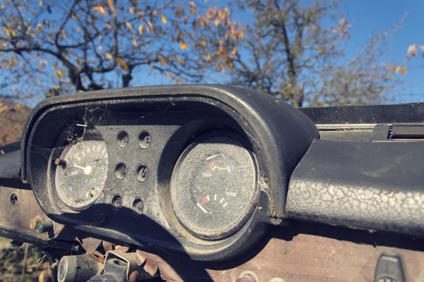 Gefiltertes Oldtimer-Foto von rostigem Tacho auf dem Bedienfeld des Autos — Stockfoto