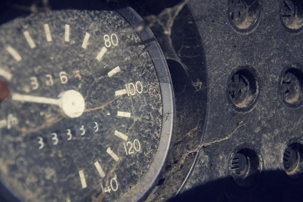 Gefilterde vintage foto van roestig snelheidsmeter op de auto control panel — Stockfoto