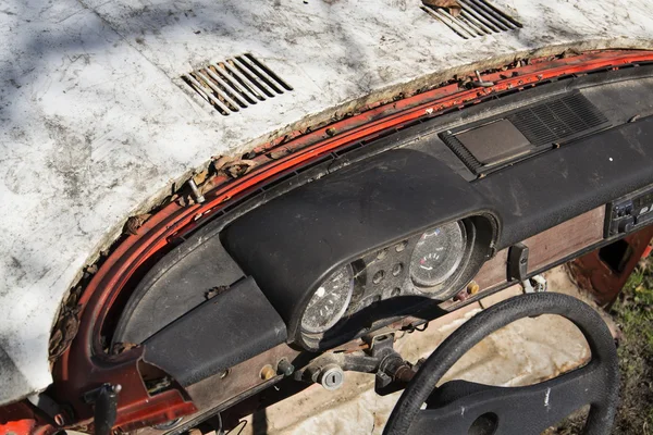 Stuurwiel en roestige snelheidsmeter op automerk dashboard — Stockfoto